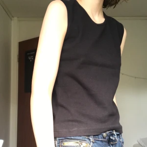 Svart linne - Jättefint svart linne! Väldigt trevligt och rejält material. Superbra skick! 