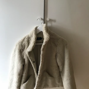 Teddyjacka  - Storlek S, använd några gånger så inte helt vit men kommer tvätta den innan säljning! 