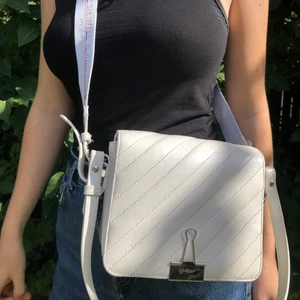 Off-White Shoulder bag  - Shoulder bag från Off-White. Nypris 11 000 kr. Väskan rymmer enkelt plånbok, mobil, smink, osv. Den är knappt använd och är i fint skick. Kvitto m.m finns att få se. Startbud 650 kr. Lägg ett bud i kommentarerna! :)