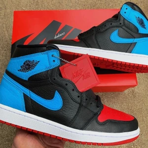 Jordan 1 high (UNC to Chicago) - Jätte fina jordans i storlek 37.5 i fint skick, box och kvitto kommer med. Budgivning i kommentarerna                              (Köparen står för frakten) Högsta bud just nu 1410