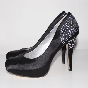 Sammetspumps Don Donna storlek 39 - Svarta pumps i siden med glitter från Don Donna i storlek 39. Skorna är endast använda två gånger inomhus, och är i gott skick. 12 cm hög klack. Kan mötas upp i Skara (och ibland även Falköping, Skövde eller Göteborg) eller skicka spårbart paket (55 kr)💓