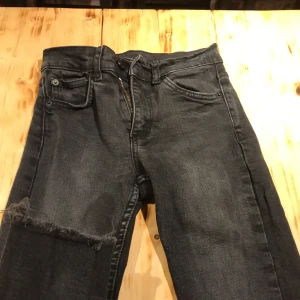Skit snygga jeans!!😍 - Svarta jeans som jag säljer pågrund av att dom sitter för tajt på mig. Är inte riktigt säker på vart dom kommer ifrån men det står TUESDAY på fickan. Som sagt det är jätte fina jeans!!😍 pris kan diskuteras vi snabb affär (frakt ingår i priset!)☺️