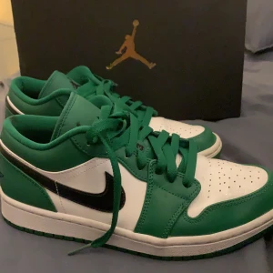 Air Jordan 1 Low - Säljer mina låga jordans, gröna! Använda max 2 gånger, säljer för att jag aldrig använder dom! Det är storlek 40 men passar 39 också! Köparen står för frakt! Buda på (högsta bud är på 1050kr)