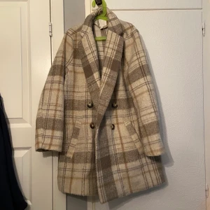 H&m rutig beige kappa - H&m rutig kapp i storlek 36 har inte använt så mycket. Frakt ingår