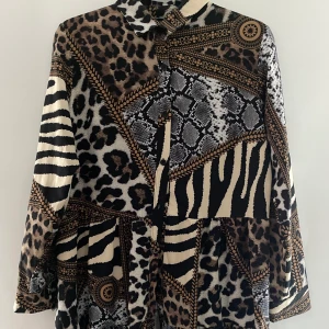 skjortklänning  - Mycket bekväm klänning.  Motsvarar storlekarna s och m