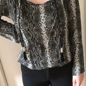 Blus - Blus i läckert ”ormmönster”. 