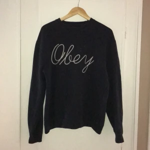 Obey Sweatshirt L - Fin och mysig Obey tröja, lite nostalgi kanske? Sitter skönt och är i VÄLDIGT bra skick! Tvättas såklart innan frakt :) ❤️