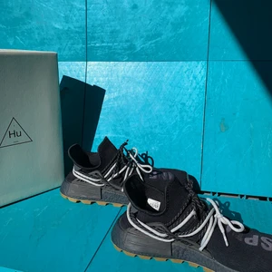 Adidas Pharrell Williams human race black gum - Köpta för 2200 på foorlocker änvända ett par gånger men vill sälja nu