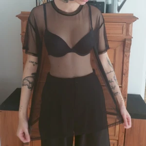 Genomskinlig t-shirt - Det står att det är storlek S, men den är ganska stor på mig, kan passa även M. Frakten ingår i priset!