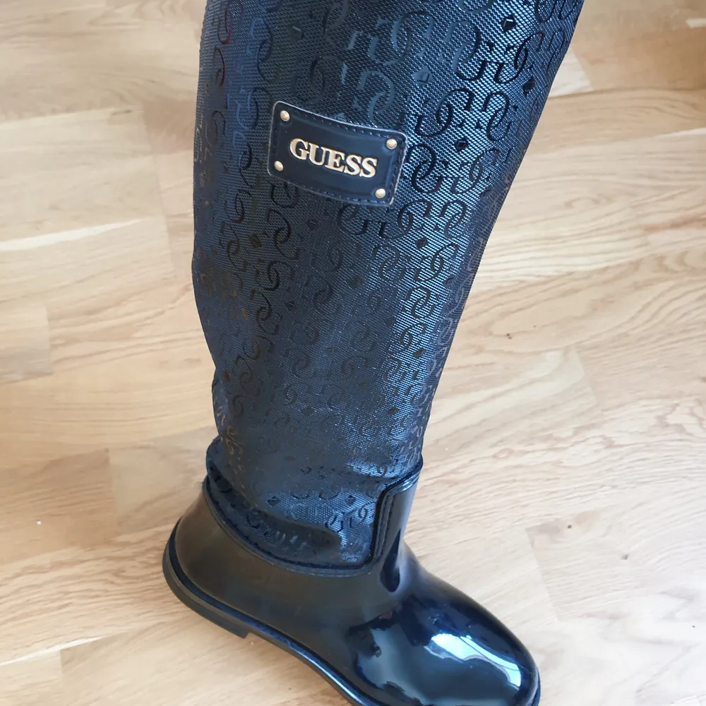 GUESS rain knee boots - worn only once - original price 1599 SEK - size 39. Skor.