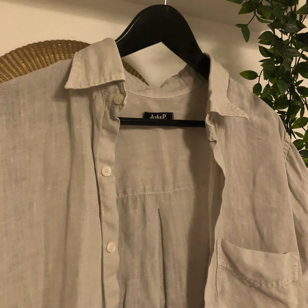 Linneskjorta i gråbeige färg. Vet ej vad det är för märke då det är inhandlat på second hand, köparen står för frakt🥰. Skjortor.