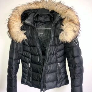 ROCKANDBLUE vinterjacka - Figursydd ROCKANDBLUE vinterjacka! Knappt använd, ordinarie pris 2499kr, mitt pris 1500kr. Pris kan diskuteras. 