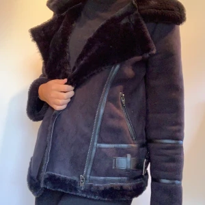 Bikerjacket - Mjuk och mysig bikerjacket. Ser kanske smutsig ut men den behöver bara rollas av. Använd ett fåtal gånger. Passar S :) 