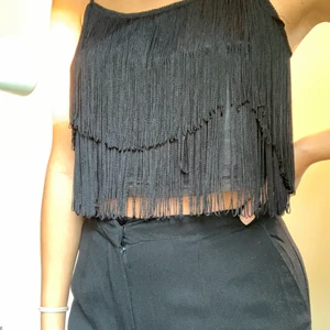 Top med fransar  - En riktigt festlig top :) passar både S och xs. Den är aldrig använd men lappen är borttagen. Axelbanden går att göra längre eller kortare :) 100kr inkl frakt 