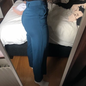 Kostymbyxa - Kostymbyxa i silkesliknande material i en så fin blå färg! Storlek XS men passar även mig som har S, kommer tyvärr aldrig till anvädning💕 Från märket STOCKHLM