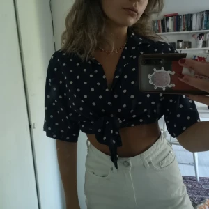 Prickig t-shirt skjorta  - Retro marinblå t-shirt skjorta med vita prickar. Passar strl xs-l beroende på passform, är superfin och kan bäras på massa sätt! Pris + frakt! 💞