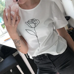 Vit tröja - Nice material och jätte snygg tröja i bra skick! Är använd bara en gång✨ frakt ingår i priset!🤗