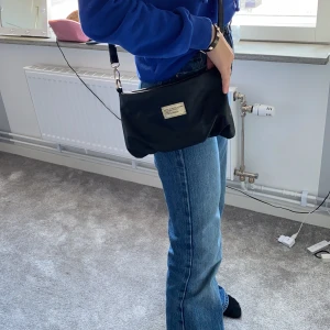 Axelremsväska  - Jag säljer den för att jag inte använder den längre. Inga skador. Nypris 2500kr