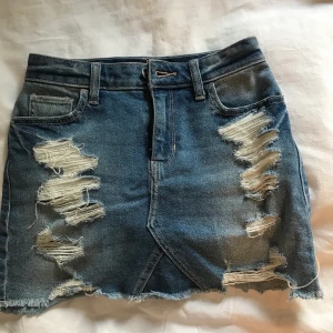 Kjol - Superfin kjol med lite slitningar från hollister. Har tyvärr blivit för liten för mig. Köpt för 300 kr, säljs för 100 kr och frakt💞💞