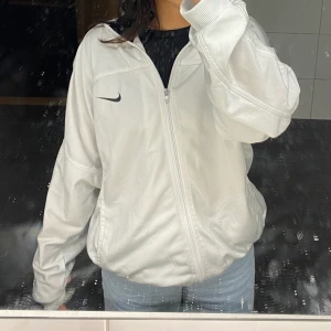 Nike vintage zip up - Står att de storlek S men den är väldigt oversized så kan passa M, buda i kommentarerna om ni vill