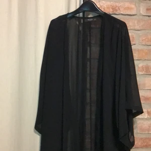 Genomskinligt rock one size - Säljer en genomskinlig rock från veromoda perfekt till stranden eller hemma. Super skön och lång. Det är en one size. Köpt för 400kr säljer för 70kr+frakt