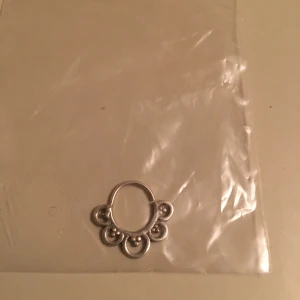 Helt oanvänd septum ring sterling silver - En bohemisk jättevacker septumring i sterling silver. 1,6 mm. Helt oanvänd i påsen. Säljes pga felköp. 