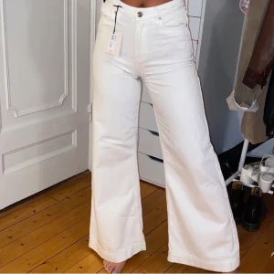 Vita jeans - Superfina jeans från river island. I storlek 32, passar 34 men lite tajta i midjan. De är aldrig använda, förutom på bilden, och prislappen finns kvar. Köparen står för frakt 