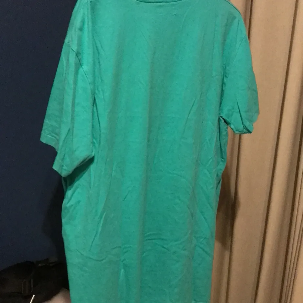 säljer min t-shirt från carlings då jag aldrig andvänder den. Den är i XXL, så en super skön tröja att bara ha. Köpt för 250 så säljer den för endast 50kr+frakt. T-shirts.