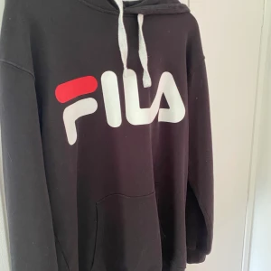 Fila hoodie - Säljer min fila tröja då den aldrig kommer till användning, använd ca 3 gånger. Är i storlek S men passar både XS och M beroende på hur man vill att den ska sitta. Bara hör av dig om du vill ha mer bilder☺️ Pris kan diskuteras 