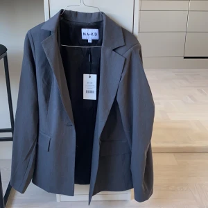 Oversized Kavaj med ballongärm från nakd  - Oanvänd. Frakt tillkommer 63kr. Budgivning: 170kr (skickas imorgon du högsta budaren)