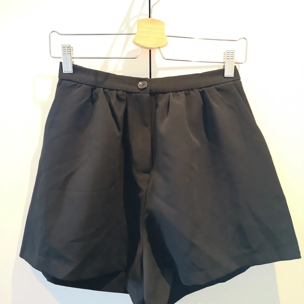 Svarta vida shorts i mjukt material. STORLEK XS-S. Använd endast 1 gång. . Shorts.