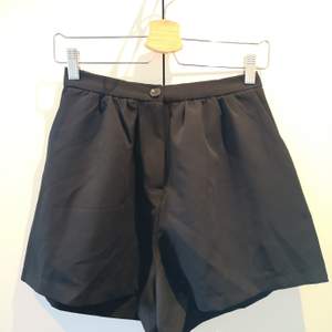 Svarta vida shorts i mjukt material. STORLEK XS-S. Använd endast 1 gång. 