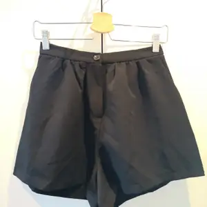 Svarta vida shorts i mjukt material. STORLEK XS-S. Använd endast 1 gång. 