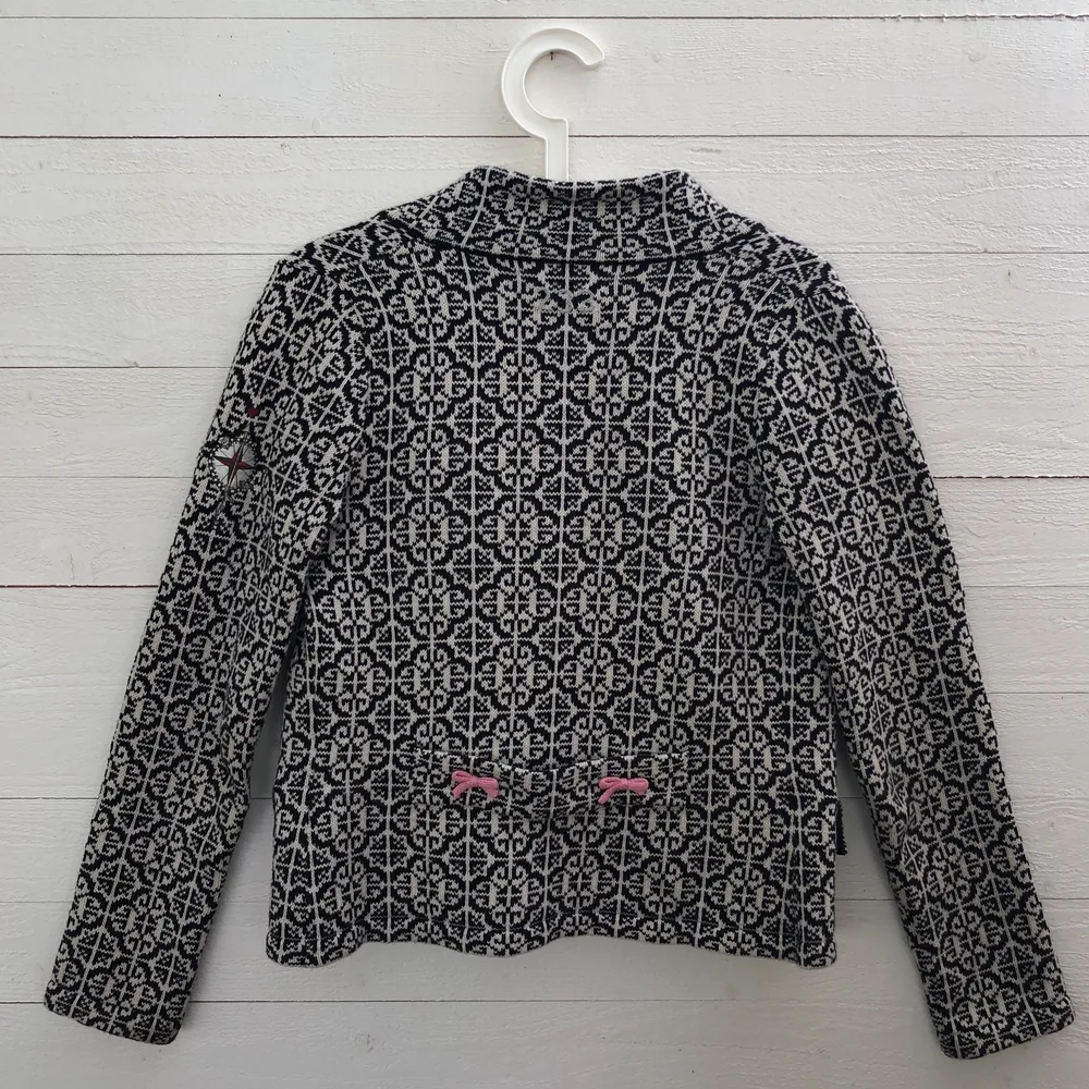 Odd Molly lovely knit jacket i färgen svart/vit med rosa band och detaljer. Strl 0, vilket ungefär motsvarar XS. Nypris 1595kr. Köparen står för frakt. . Tröjor & Koftor.
