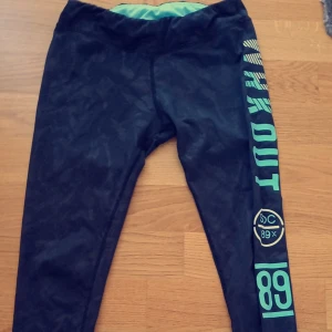 Träningsbyxor  - Ett par jätte sköna byxor från workout är tyvärr för små för mig och det är anledningen  till att jag nu säljer. Kontakta för bättre bilder💗 