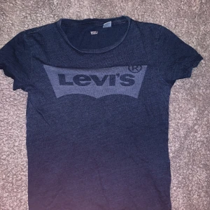 Levis tshirt - En jeans blå T-shirt från Levis💕 den är i mycket bra skick och den sitter hyfsat tajt. Bara att skriva om det är några frågor☺️