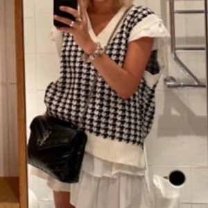 Trendig  vest - En helt ny vest i hundtand mönster, mjukt material aldrig använd, kan mötas upp i Stockholm city/Odenplan annars står köparen för frakt! (Kommer i orginalpaktering)