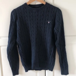 Marinblå GANT tröja. (S) - Marinblå GANT tröja. Bra skick då den knappt har används. 