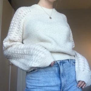 Stickad tröja - Skitmysig tröja från Bikbok, köpt för ca 400kr och passar perfekt nu till hösten. Lagom varm och sitter lite oversized, vilket jag älskar☺️