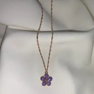 Halsband lila blomma💜59:- & frakt 15kr! Vill du köpa? Kontakta mig på DM✨Från min tillverkning (kolla in @en_smycken på instagram!) 
