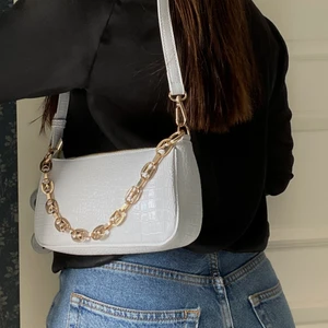 Baugette Bag White - Vit axelremsväska med guldkedja👜 (Kedjan går att ta  av)! Alldeles ny och superfin!!🌸 Vi står alltid för frakten🚛 Hör av dig om du är intresserad💗