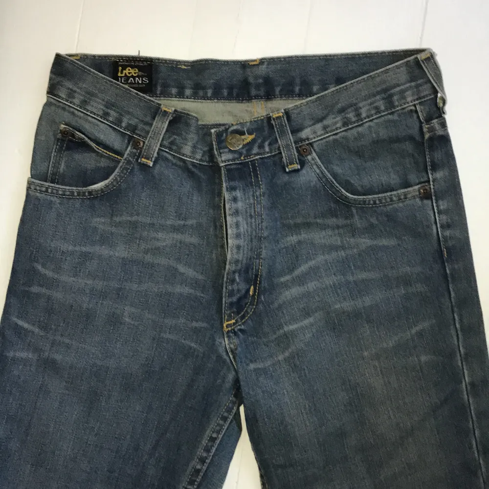 Säljer mina snygga Lee jeans i storlek XS/S. Dem är använda endast en gång och är därav i näst intill nya. Inga slitningar eller hål. Byxorna är raka i benen. Skulle passa någon som är ca 165 eller längre, då de är långa i benen. ❤️ köparen betalar frakt. . Jeans & Byxor.