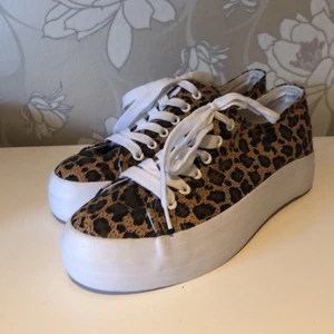 Leopardmönstrade skor - Leopardmönstrade skor ifrån Duffy med liten platå. Oanvända, endast provade. Köpare står för frakt, ansvarar inte för postens slarv. Katt finns i hemmet! 🐈