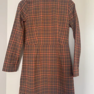 Stilren klänning  - Stilren klänning använd en gång bara! Så snygg till hösten :)