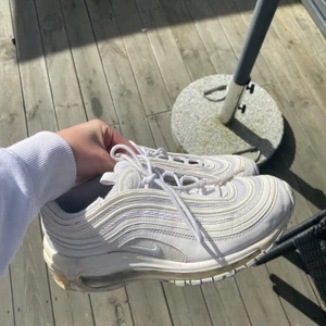 Nike Air Max 97 - Använda i lite mer än ett halvår! Bra kvalite och hyfsat vita (går att tvätta så dem ser nya ut). Har reflexer på sig!! Köptes för 1,8 i London 