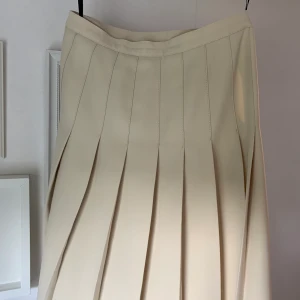 Tenniskjol - Säljer pga för liten står storlek 40 på lappen men är en gammal modell så jag skulle säga att den är storlek 36 kanske en liten 38.  Frakt kostar 40kr. Hög i midjan😍😍 och om man vill ha den kortare är det bara att klippa av.