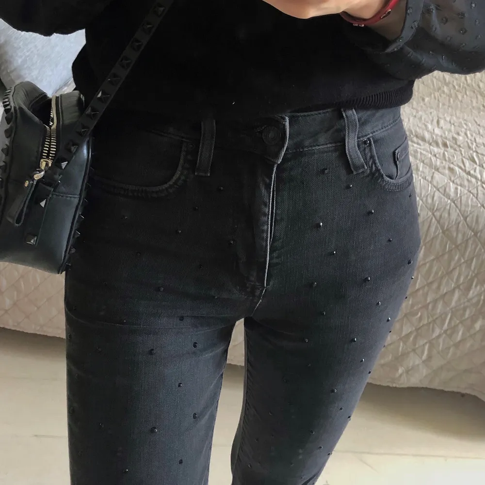 Raka jeans från hm, grå/svarta med svarta mini ”nitar”. Strl 34. Jeans & Byxor.