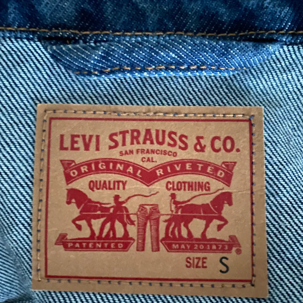 Snygg jeansjacka med bra kvalitet, köpt på Levis i USA, väldigt bra kvalitet!!!! Köpt för ca 700kr  säljs för 250kr + frakt. Jackor.