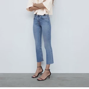 Zara cropped Flarie jeans, stl 36/38 - Säljer dessa jeans då dom aldrig kommer till användning. Skulle säga att dom kan både passar dig som har stl 36 och 38 beroende på hur man vill att dom ska sitta.