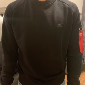 Alpha industries sweater - Säljer min svarta fina sweater från alpha industries. Sparsamt använd. Storlek L. Liten i storleken.